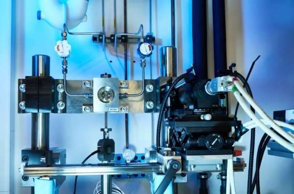 Micro-autoclave for mechanical in-situ tests on micro-samples in gaseous hydrogen.