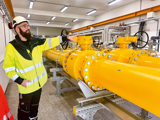 View into a gas pressure control station for the decompression of hydrogen.