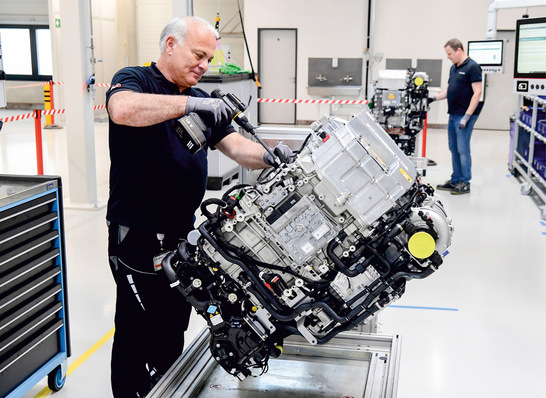 Almost finished: the final station in the production of the drive systems still requires a lot of manual work in the pilot facility.