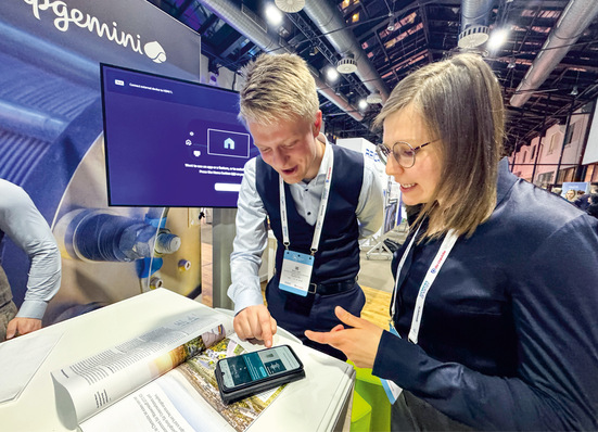 Enthusiastic about technology: Rico Löser, Fraunhofer IWU, and Kristina Baitalow from Capgemini. 