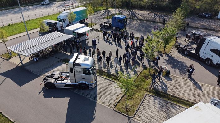 At the Evonik Chemical Park Marl, H2 Green Power & Logistics presented new developments in the hydrogen refueling station network and H2-powered trucks.