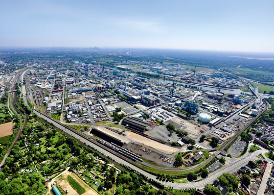 Aerial view of the Höchst Industrial Park from the northwest. The hydrogen filling station is located in the background on the other side of the Main River.