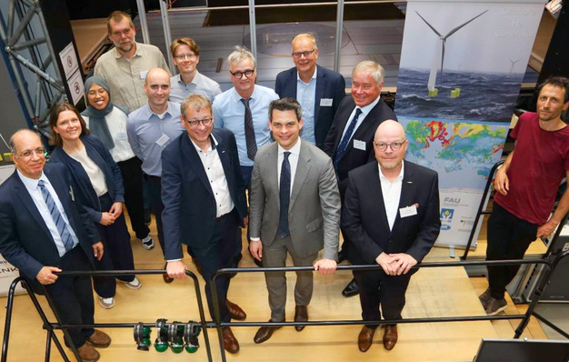 Meeting in the wind tunnel: In the center Christoph Ploß, BMWE, surrounded by researchers. To his right, Jens Cruse.