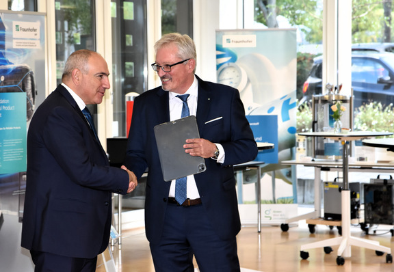Institute Director Prof. Dr. Tobias Melz (right) welcomes Nikol Pashinyan (left), Prime Minister of the Republic of Armenia, in the showroom of the Fraunhofer LBF in Darmstadt. 
