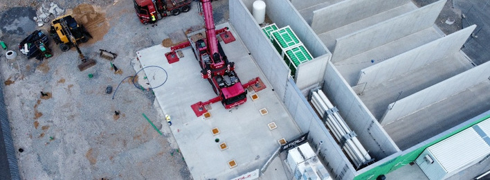 Bau der Elektrolyseanlage in Schweinfurt. 