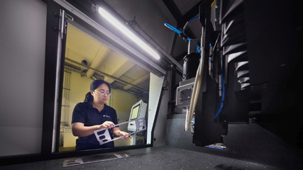 Zhiheng Ye, a doctoral candidate at Fraunhofer ILT, is working on new technologies that allow the production of electrolysers without precious metals.