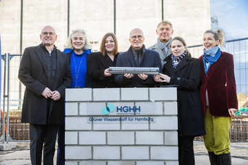 Laying of the foundation stone for the 100 MW electrolyser: HGHH Managing Director Christoph Cosler, Managing Director of HEnW Kirsten Fust, Environment Senator Katharina Fegebank, First Mayor of the Free and Hanseatic City of Hamburg Dr. Peter Tschentscher, HGHH Managing Director Holger Matthiesen, Economic Senator Dr. Melanie Leonhard, and Managing Partner Luxcara Dr. Alexandra Bernstorff.
