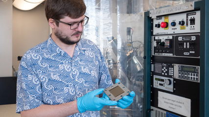 Empa researcher Konstantin Egorov coats stainless steel components with titanium oxide.