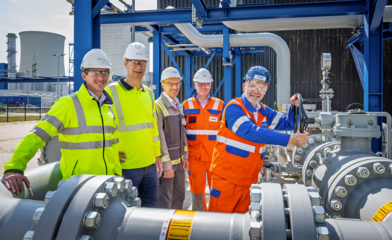 At a meeting in Lingen, the hydrogen was symbolically sent on its way by (photo from left) Dennis Hoeveler, Head of Technology at Nowega, Thomas Hüwener, CEO of OGE, Thomas Basten, CEO of SYNEQT, Nikolaus Valerius, CEO of RWE Generation, and Andreas Kuhlmann, Chairman of the German Hydrogen Association.