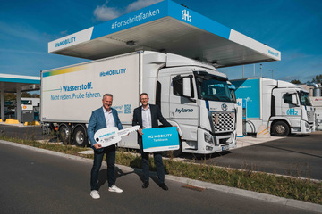 Peter Röskes, Schreck + Batz Logistik, and Martin Jüngel, H2 MOBILITY, standing in front of the hire lorry at the new hydrogen refuelling station at the Hannover Airport truck stop (from left to right).