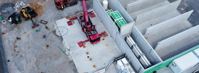 Bau der Elektrolyseanlage in Schweinfurt. 