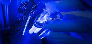 In this photoreactor, the research team succeeded in storing light energy in their newly developed molecule, © Heiko Grandel